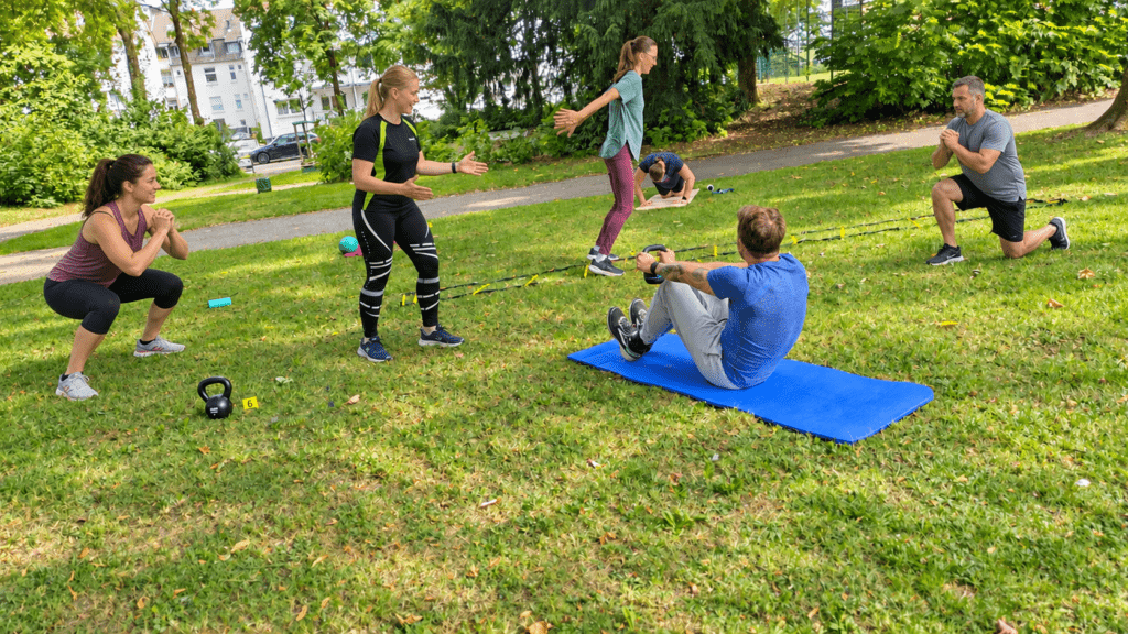 Personal Trainerin Swetlana leitet ein Outdoor Group Fitness Training in Essen an